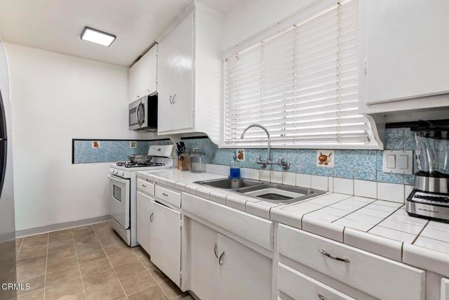 426 W Arbor Vitae Street, Inglewood CA: https://media.crmls.org/mediaz/d4844ace-b131-4fcd-864d-da7cb84685db.jpg