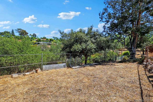 974 Via Hillview, Fallbrook CA: https://media.crmls.org/mediaz/d4849622-e49c-4263-819b-49207769c25f.jpg