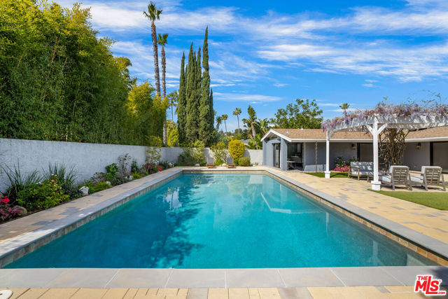 8400 Mulholland Drive, Los Angeles CA: https://media.crmls.org/mediaz/d486afac-33f4-4238-aa49-fa42cf0f95b0.jpg