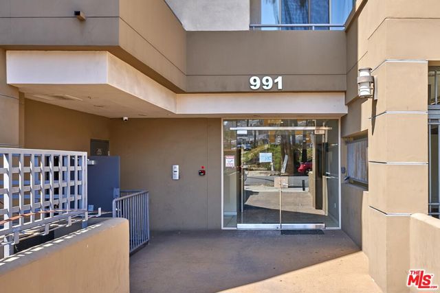 991 Arapahoe Street, Los Angeles CA: https://media.crmls.org/mediaz/d488a461-b1f8-4577-857f-6cbf6beea34d.jpg