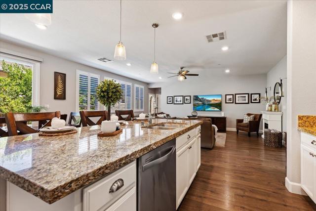 2097 Salice Way, Brentwood CA: https://media.crmls.org/mediaz/d48939ed-4970-407f-aa05-8ac0ce7cf749.jpg