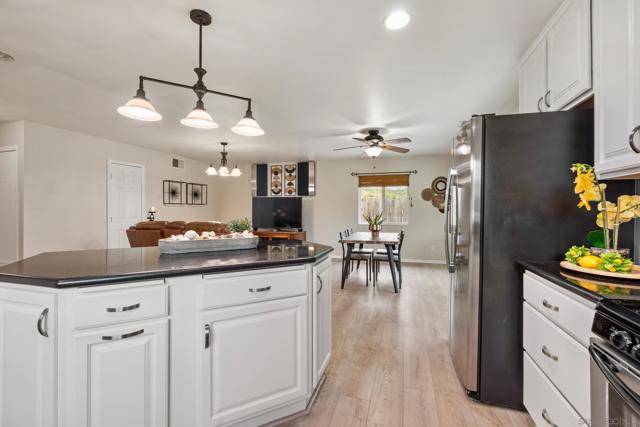 13340 Miguel Garden Way, Poway CA: https://media.crmls.org/mediaz/d4896335-3f9d-4e91-8209-f49654a446e2.jpg