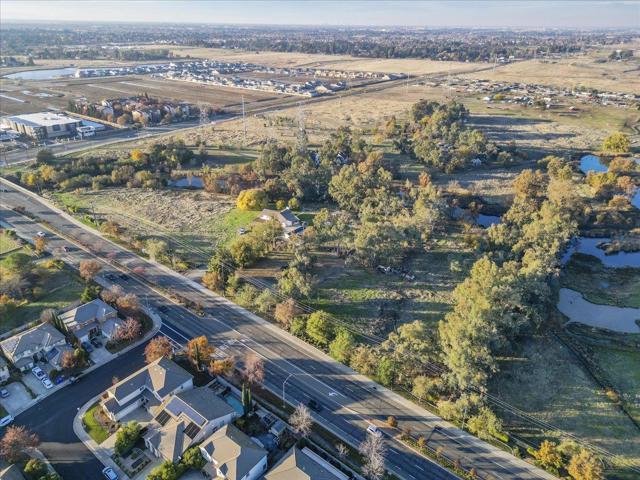 9350 Bond Road, Elk Grove CA: https://media.crmls.org/mediaz/d4898218-9292-472b-ba66-30c2c8e8d08b.jpg