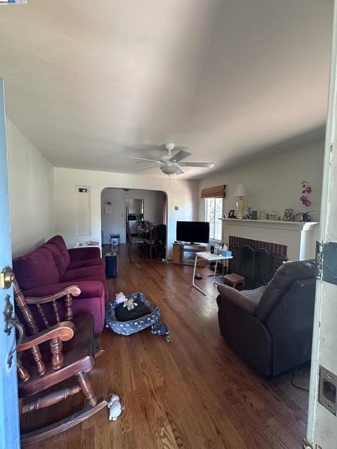 574 Juana Ave, San Leandro CA: https://media.crmls.org/mediaz/d48b2a6d-3641-4478-8927-948c8852b1e5.jpg