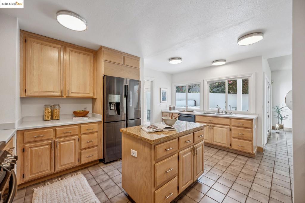 https://media.crmls.org/mediaz/d48d16ef-5b88-40d3-9dca-3762edad9a22.jpg?preset=X-Large