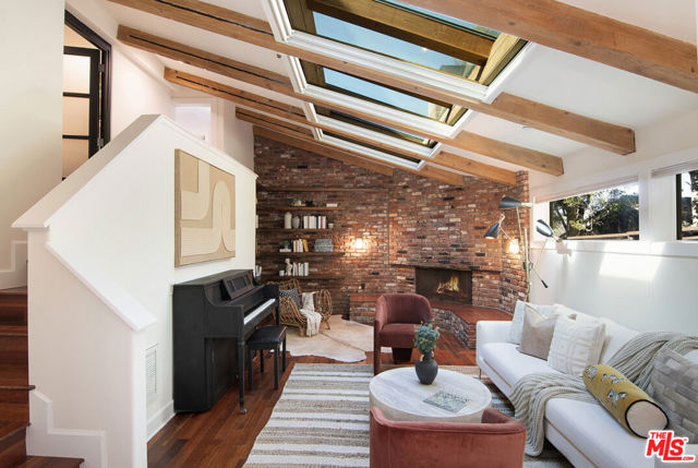 3908 Fairway Avenue, Studio City CA: https://media.crmls.org/mediaz/d48d8fab-0738-4ba0-a067-17d74ffbc312.jpg