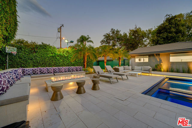 602 N Whittier Drive, Beverly Hills CA: https://media.crmls.org/mediaz/d48e2492-5715-4f68-9c62-b735cdb7cd8b.jpg