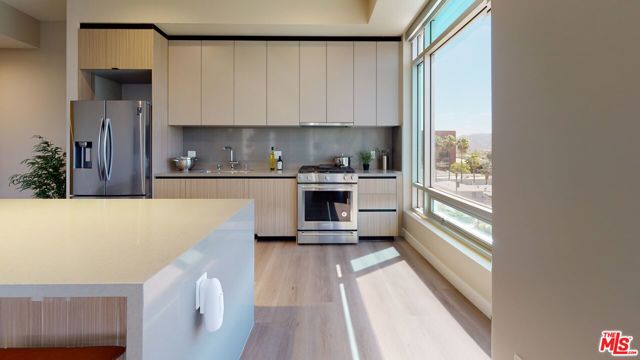 520 N Central Avenue, Glendale CA: https://media.crmls.org/mediaz/d48ebdad-a1e5-448c-a183-c800e6d789d2.jpg