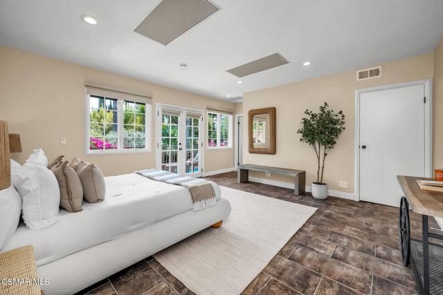 4456 Hayvenhurst Avenue, Encino CA: https://media.crmls.org/mediaz/d48f26ef-0d75-49fb-982d-6cb6cec663fd.jpg
