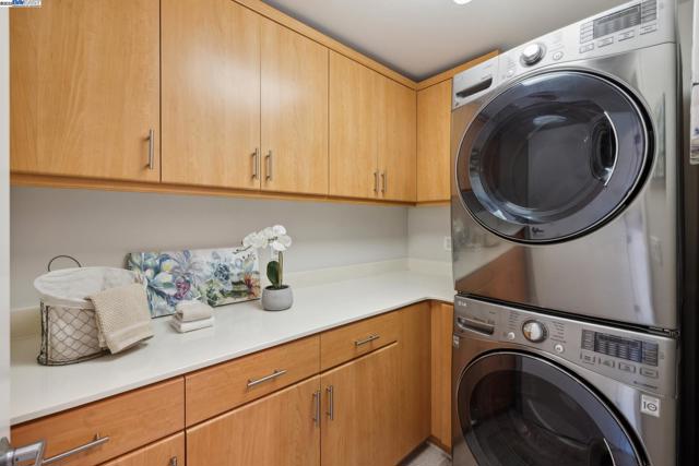 303 Bowsman Ct, Oakland CA: https://media.crmls.org/mediaz/d48f85e5-3afe-4a36-8c73-ad40e34e10dc.jpg