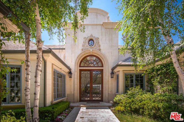 1154 Summit Drive, Beverly Hills CA: https://media.crmls.org/mediaz/d48fef4d-f6ac-46e7-b2fb-1aba52b0f571.jpg