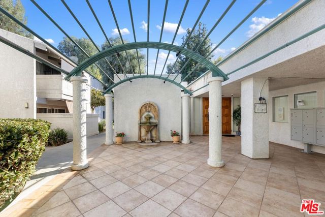 20134 Leadwell Street, Winnetka CA: https://media.crmls.org/mediaz/d490704c-61cf-45b0-897f-cffc13dd8de8.jpg