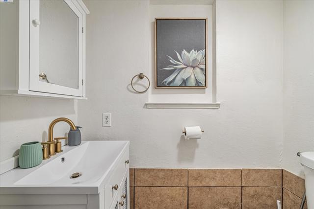 Image 40 of 55 For 370 Appian Way