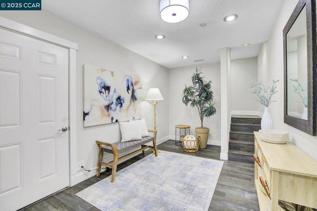 24 Crest Ct, Alamo CA: https://media.crmls.org/mediaz/d494115b-2651-4a66-83d2-fd9ae5efc016.jpg