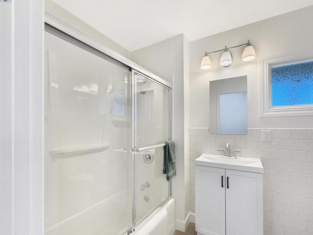 22108 Moyers St, Castro Valley CA: https://media.crmls.org/mediaz/d494ad1f-da21-4f6f-aa70-c5e33fad4e87.jpg