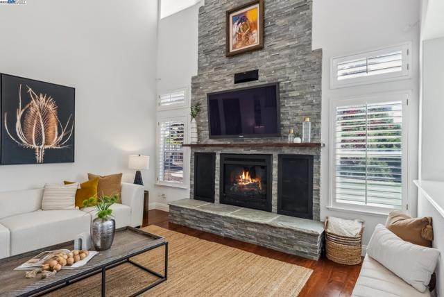 3879 Blackstone Ct, Castro Valley CA: https://media.crmls.org/mediaz/d4950edb-4b78-40ce-a118-15ff5f0bc724.jpg