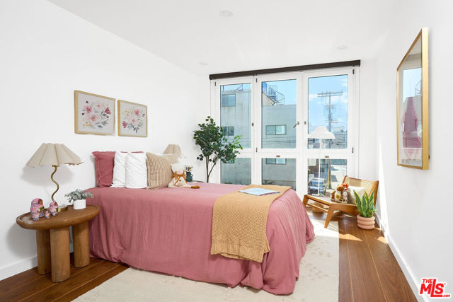5106 Pacific Avenue, Marina del Rey CA: https://media.crmls.org/mediaz/d495d0cb-660e-407c-8c80-79a0cdf834a9.jpg