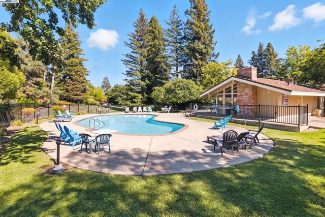 102 Rolling Green Cir, Pleasant Hill CA: https://media.crmls.org/mediaz/d4968bea-63f9-4160-9cdd-2b0c89dde6c0.jpg