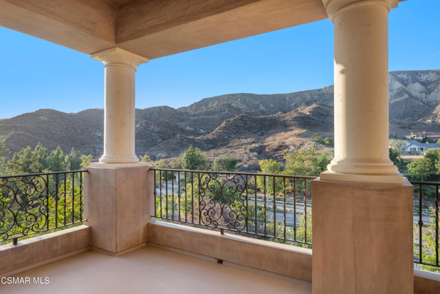 2462 Lost Canyons Drive, Simi Valley CA: https://media.crmls.org/mediaz/d497b71b-58ee-459f-adb5-f90a68cc733d.jpg