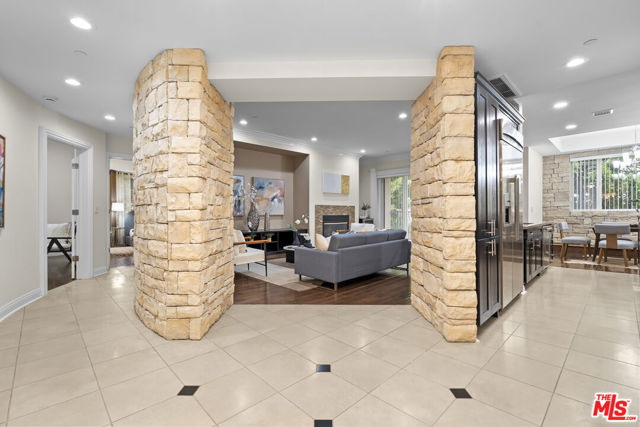 4848 Wilshire Boulevard, Los Angeles CA: https://media.crmls.org/mediaz/d4989a9f-19f6-4742-a16d-08766a1c157a.jpg