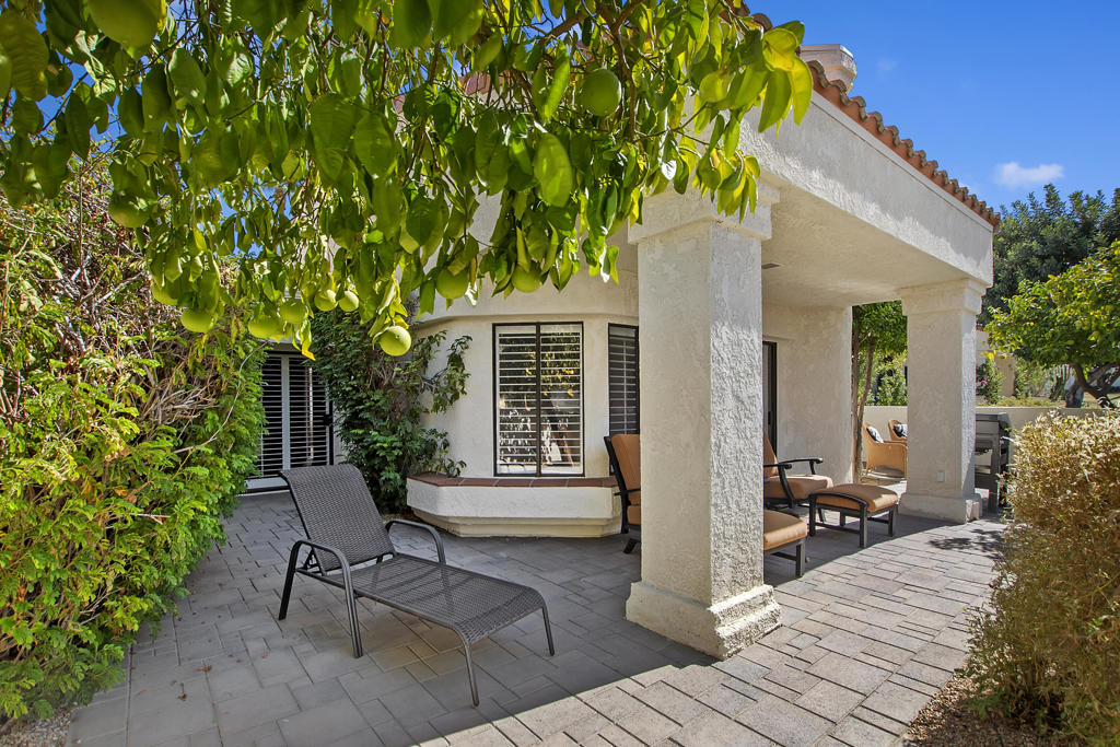https://media.crmls.org/mediaz/d4996b56-95e7-4a67-890d-aae8bb4b105a.jpg?preset=X-Large