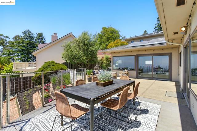 25 Holyrood Manor, Oakland CA: https://media.crmls.org/mediaz/d4996d6b-fd71-4c04-8fcb-75bbdcdaca5e.jpg