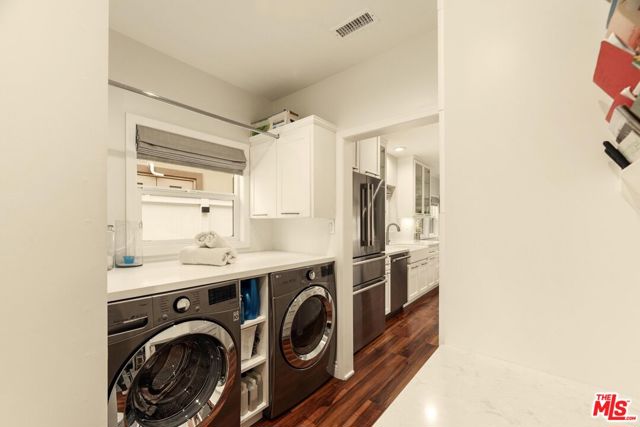 324 15th Street, Santa Monica CA: https://media.crmls.org/mediaz/d49a3d44-bfdf-41da-8050-15cfcfdf6401.jpg