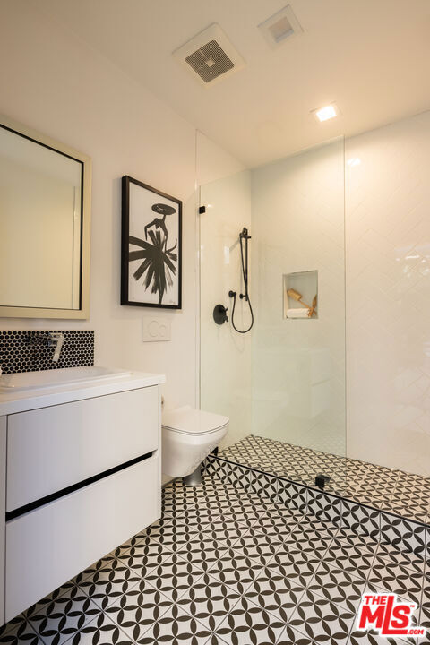 633 N Crescent Heights Boulevard, Los Angeles CA: https://media.crmls.org/mediaz/d49ad0f5-cde6-4b2e-ad84-3b94e9fe070d.jpg