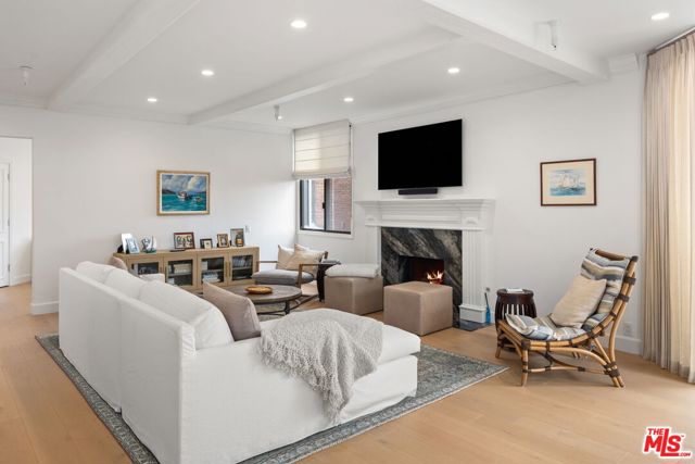 300 N Swall Drive, Beverly Hills CA: https://media.crmls.org/mediaz/d49b2074-f9bf-4ca1-b763-c0012f5f25ff.jpg