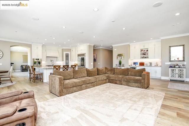 430 Ellisa Ln, Brentwood CA: https://media.crmls.org/mediaz/d49b42ae-2e1d-4754-8852-05218b4dec65.jpg