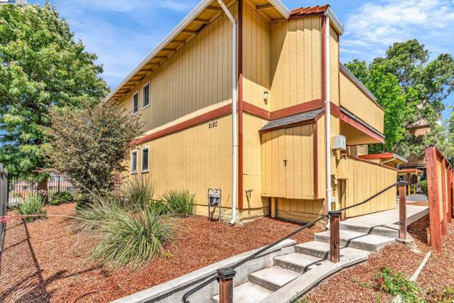 2170 Fremont St, Concord CA: https://media.crmls.org/mediaz/d49bafd6-6a27-4344-a6c1-e9dfd289cd9f.jpg