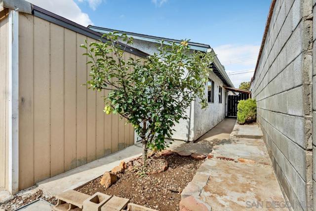 935 Ramona Ave, Spring Valley CA: https://media.crmls.org/mediaz/d49bea54-005f-483a-acae-c96ceefebfaf.jpg