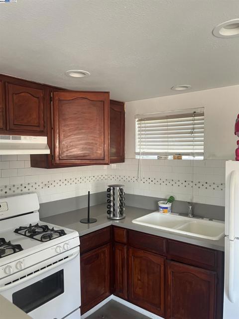 5419 S Harcourt Ave, Los Angeles CA: https://media.crmls.org/mediaz/d49c7419-b30f-43b6-8ee2-1a35345820eb.jpg