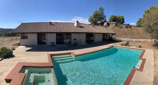 30809 Desert Shadow Rd, Castaic CA: https://media.crmls.org/mediaz/d49d5c6b-4147-4767-8975-8afd56ba328f.jpg
