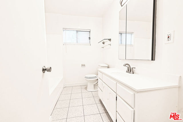 1868 10th Street, Santa Monica CA: https://media.crmls.org/mediaz/d49e222e-3d6f-435c-a5fc-f1a35661708a.jpg