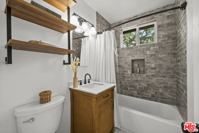 746 Valley View Avenue, Monrovia CA: https://media.crmls.org/mediaz/d49e95f3-24a8-4cbb-8c8b-c6dabd843824.jpg