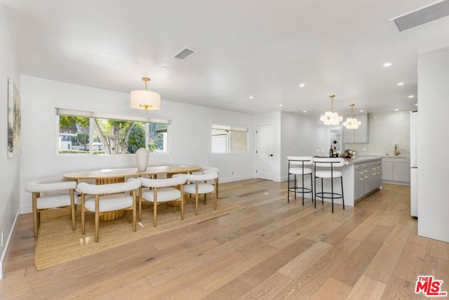 5200 Del Moreno Drive, Woodland Hills CA: https://media.crmls.org/mediaz/d49e9ef3-ac17-4bab-ae91-3e7bf46b5808.jpg