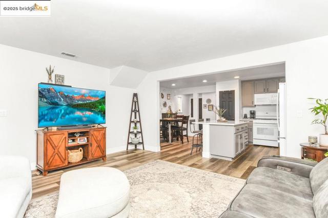 31 Ashton Court, Pittsburg CA: https://media.crmls.org/mediaz/d49fa2ba-ed05-4aaa-856f-d93458713338.jpg