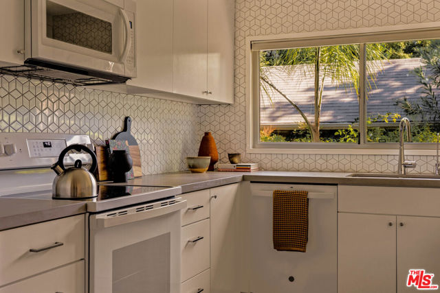 2604 N Beachwood Drive, Los Angeles CA: https://media.crmls.org/mediaz/d49fbb6a-3478-45ac-a3ce-2a58db6be3ea.jpg