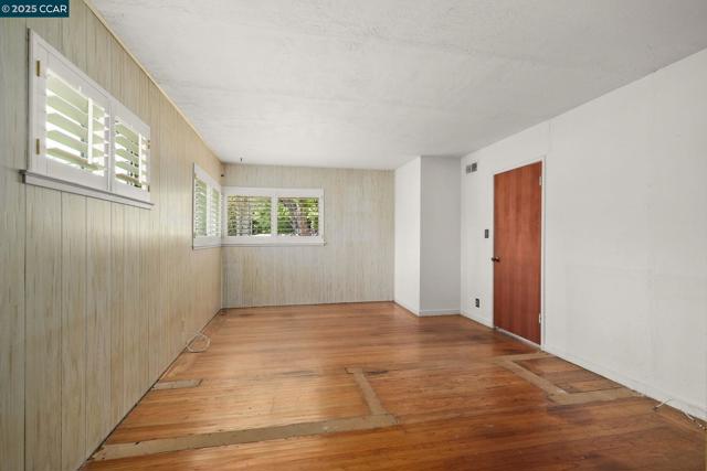 305 Overhill Rd, Orinda CA: https://media.crmls.org/mediaz/d4a086fe-3828-4393-887e-92aacdcf4c26.jpg