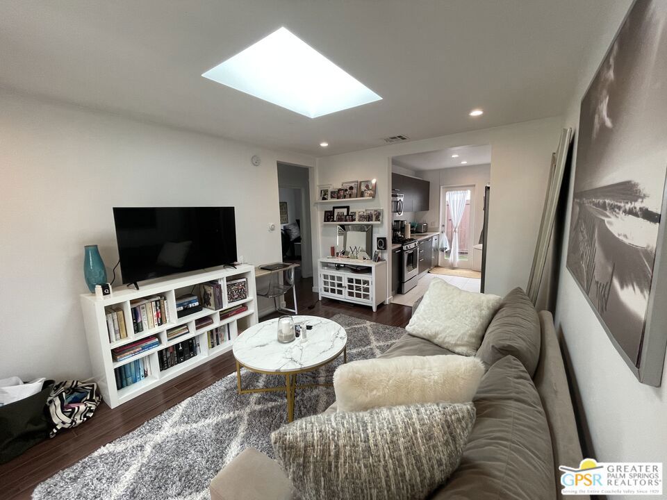https://media.crmls.org/mediaz/d4a11850-d62b-4406-b62a-00ba3e05c771.jpg?preset=X-Large