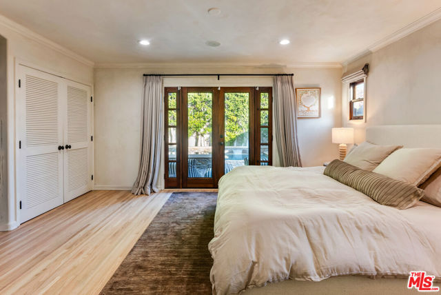 338 Westbourne Drive, West Hollywood CA: https://media.crmls.org/mediaz/d4a3284b-8197-442c-8cc2-8516d28aacdd.jpg