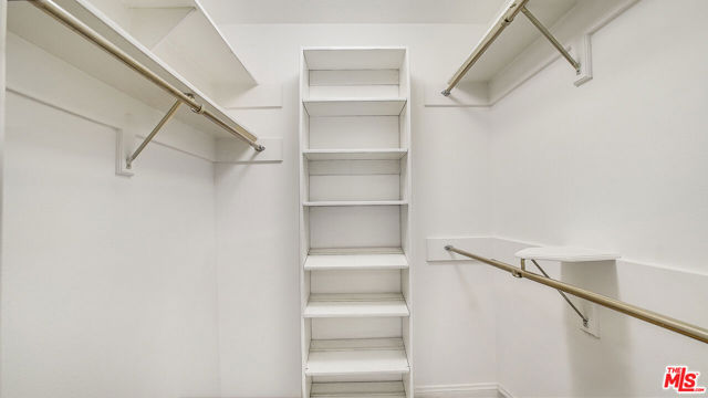 200 N Swall Drive, Beverly Hills CA: https://media.crmls.org/mediaz/d4a32b80-8576-42e8-829a-e441401c5d3e.jpg