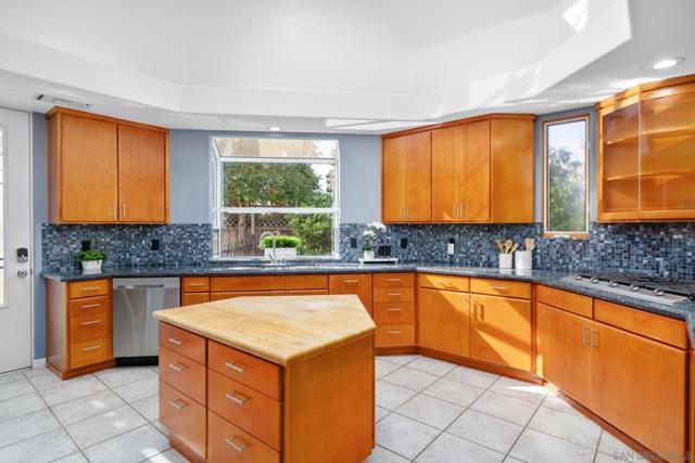 16334 Woodson View Rd, Poway CA: https://media.crmls.org/mediaz/d4a33271-8d95-48a2-9d4b-675169a55344.jpg