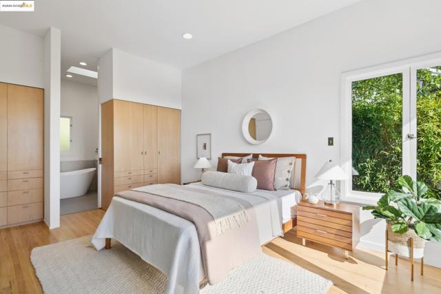 1069 Miller Ave, Berkeley CA: https://media.crmls.org/mediaz/d4a4ff3c-668e-46ab-8856-6dd1d8c61cc1.jpg
