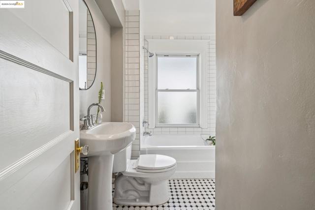 478 43rd St, Oakland CA: https://media.crmls.org/mediaz/d4a5d534-5cd6-4999-8579-bdf3717c327f.jpg