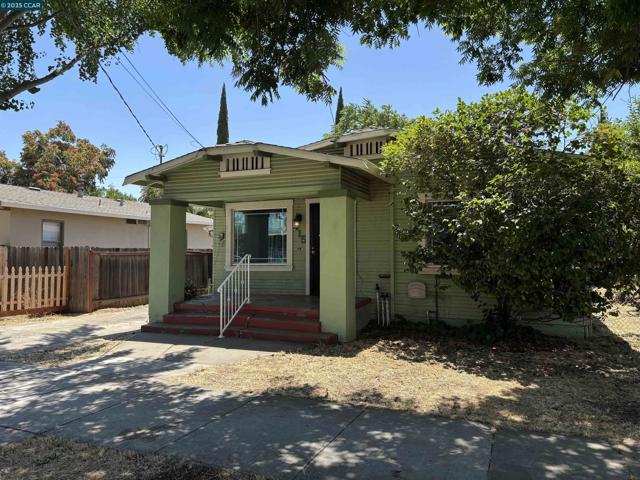 415 W 9Th St, Antioch CA: https://media.crmls.org/mediaz/d4a8a2d1-155e-4d3b-a2f8-60fbb86cbc38.jpg