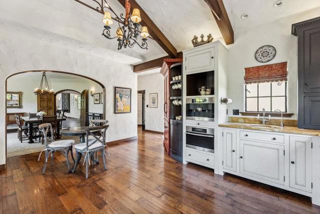 2307 Easton Drive, Burlingame CA: https://media.crmls.org/mediaz/d4a8c988-ad48-44ec-a2ec-d9f06236dd31.jpg