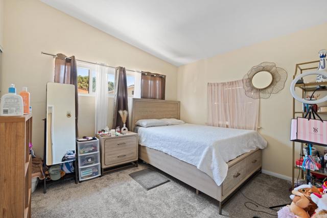 1565 Chestnut Avenue, Carlsbad CA: https://media.crmls.org/mediaz/d4a8f381-97f3-46d5-8897-286851401b69.jpg