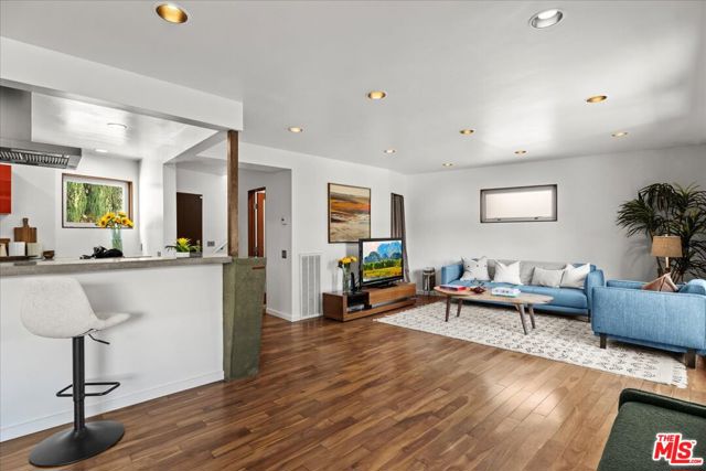 3234 Hillock Drive, Los Angeles CA: https://media.crmls.org/mediaz/d4a90d71-b617-49b7-ad10-b46a92a909fb.jpg